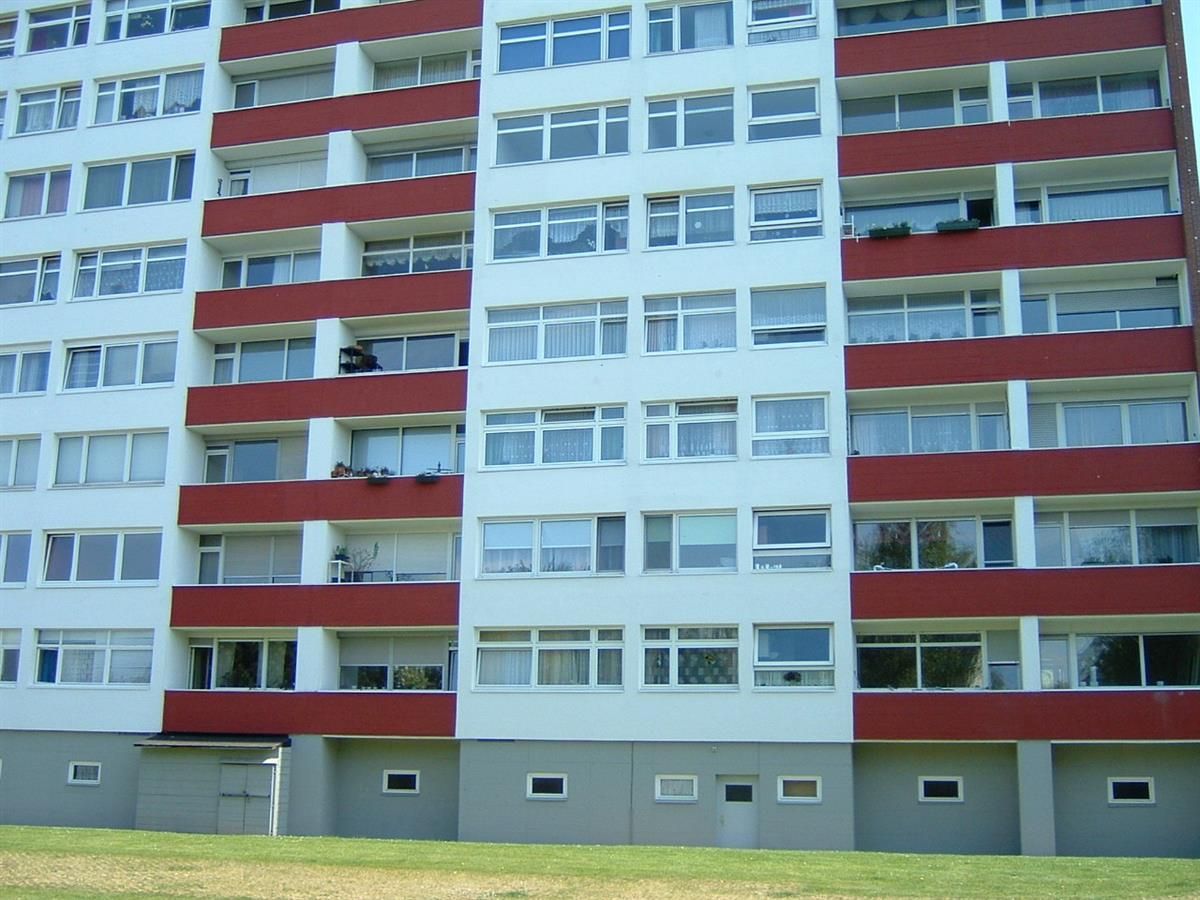 Ein hohes Gebäude mit vielen Fenstern und Balkonen