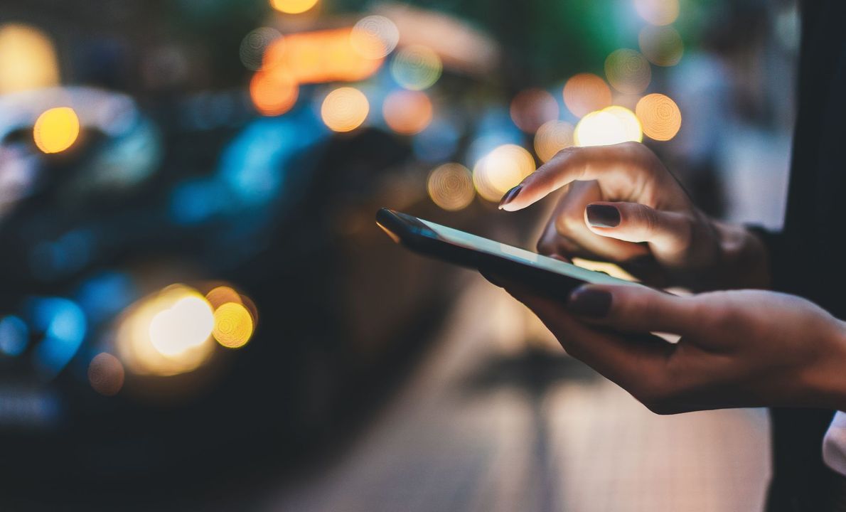 Femme qui appelle sur son téléphone