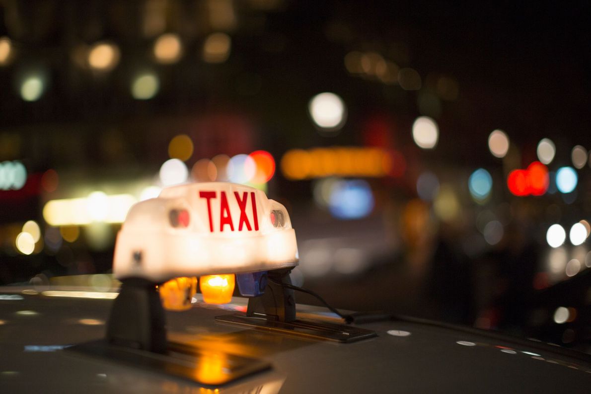 Insigne de taxi sur la voiture
