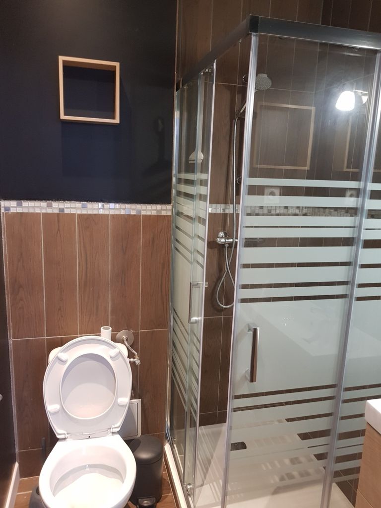 Des WC à côté d'une cabine de douche