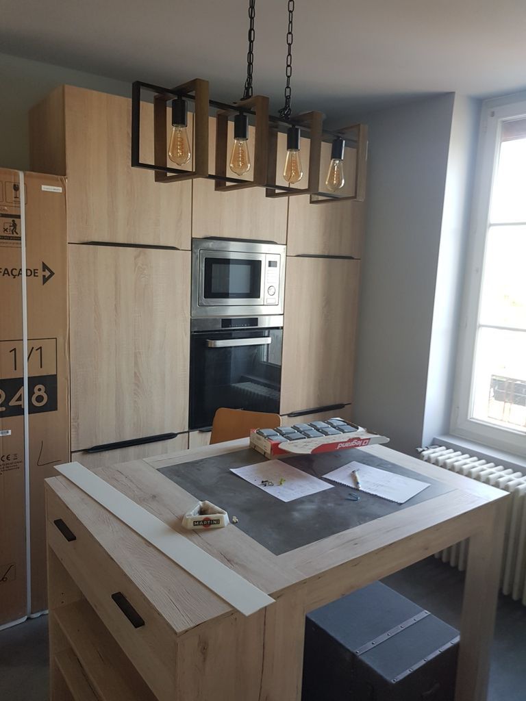 Un îlot de cuisine et un meuble dans lequel un four est encastré