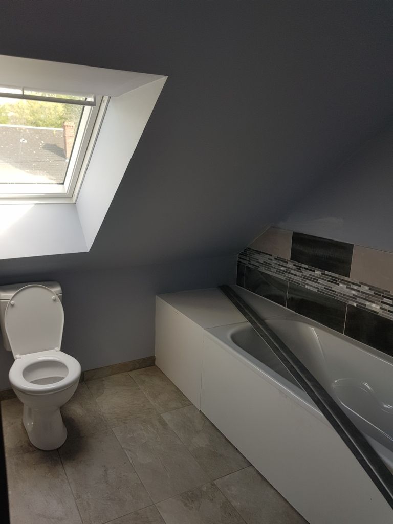 Une baignoire et un WC