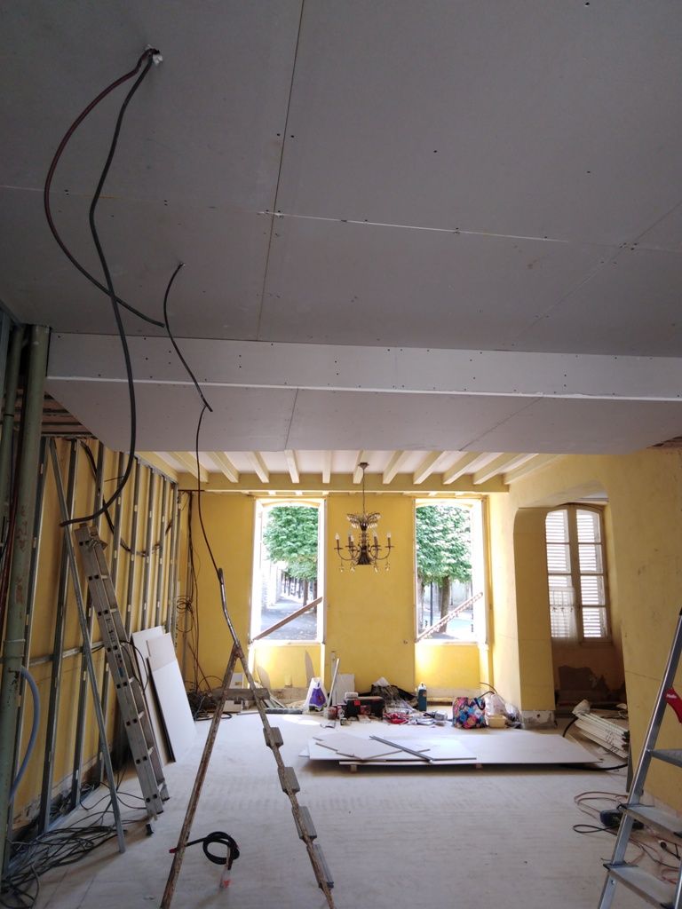 Une pièce avec des câbles qui sortent du plafond