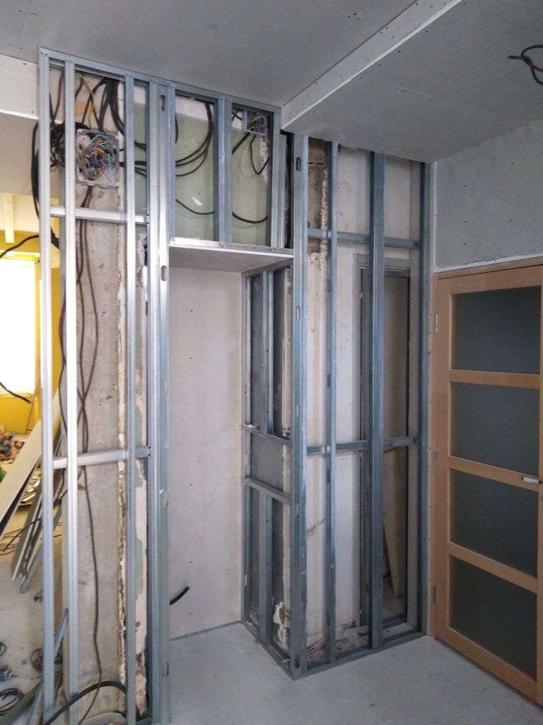 Des barres de fer posées à la verticale sur le contour d'une ouverture de pièce