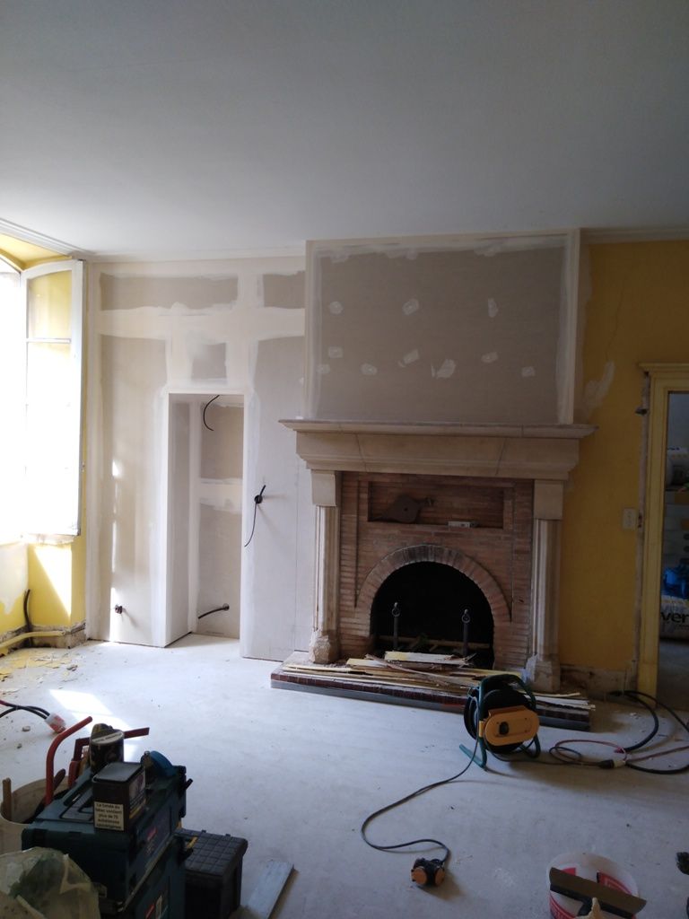 Une cheminée vue de face