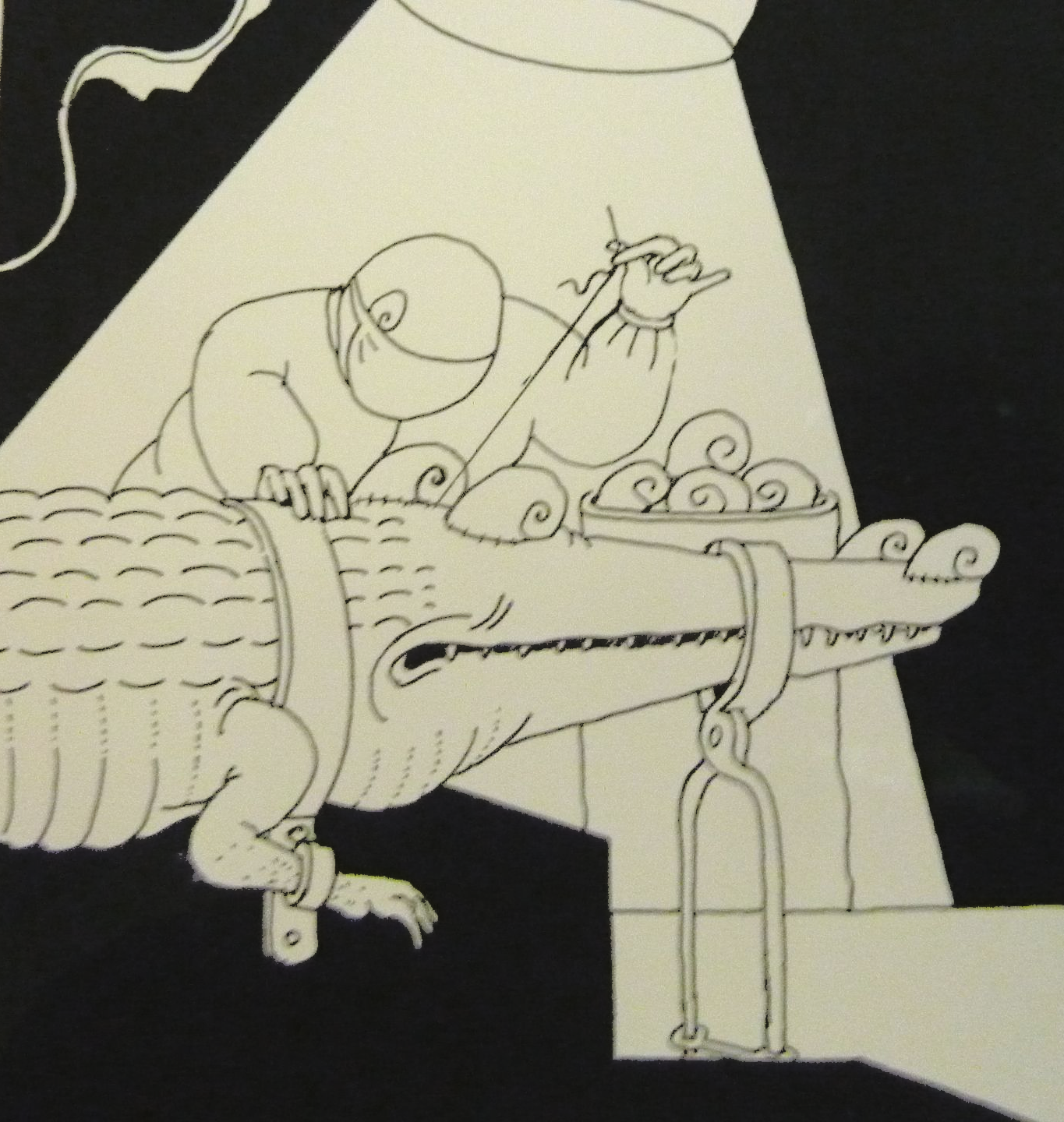 Un chirurgien opère un crocodile. Le crocodile est immobilisé. Une lampe éclaire l'intérieur.