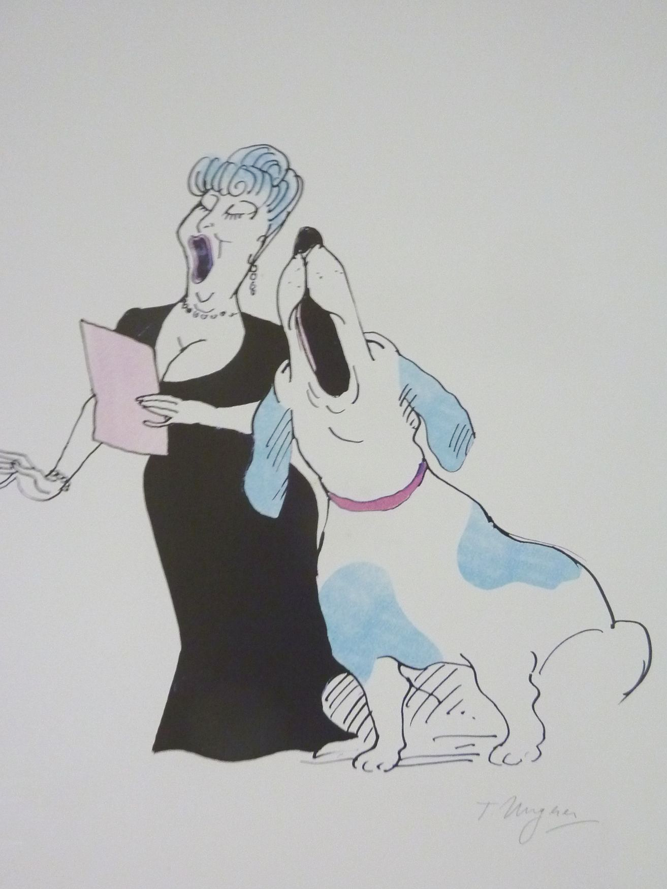 Une femme en robe noire chante, un chien aux taches bleues hurle en harmonie.