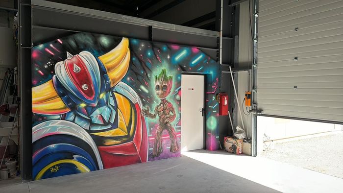 Un mur avec des graffitis