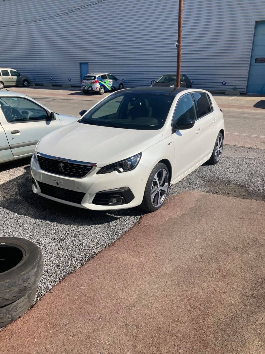 Une citadine Peugeot blanche