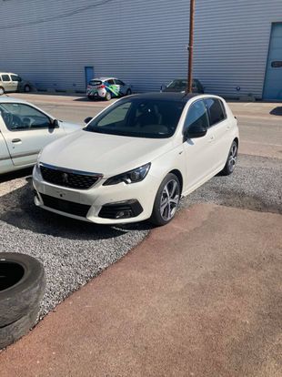 Une voiture de sport blanche vue de face