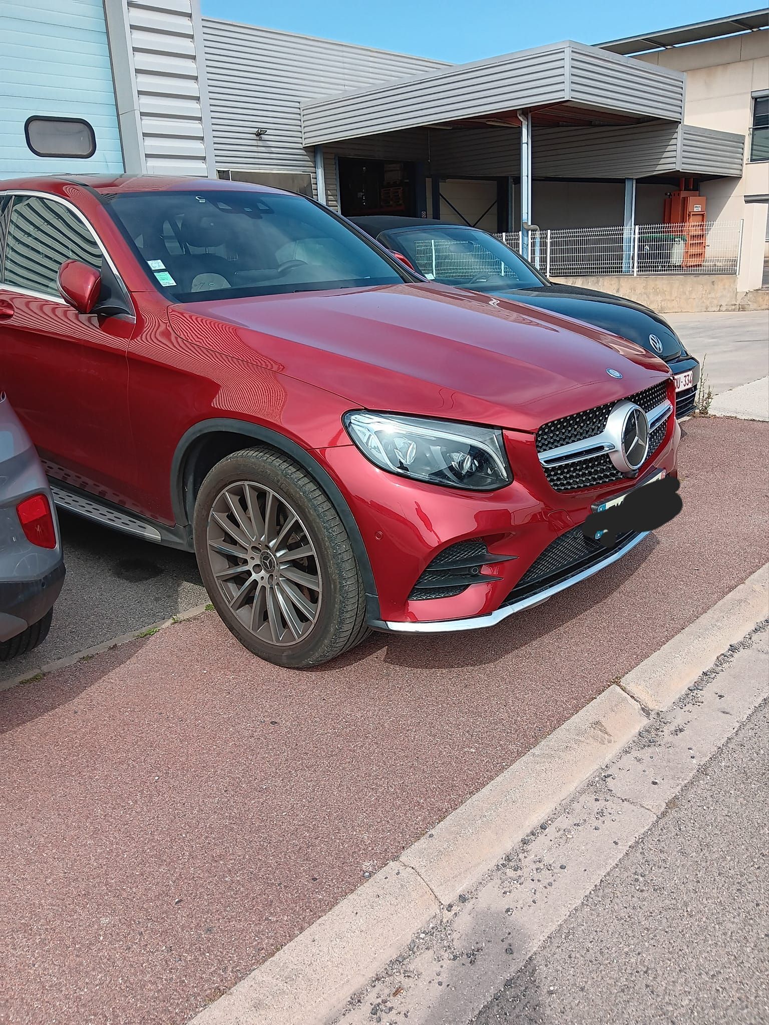 Un SUV Mercedes rouge