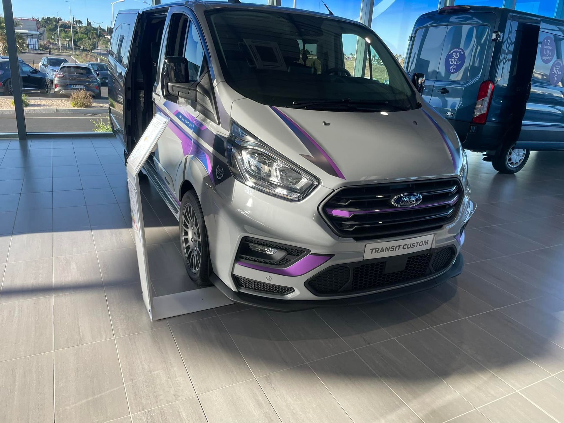 Une vieille voiture blanche