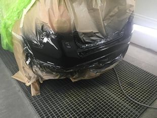 Une voiture qui se fait repeindre en noir