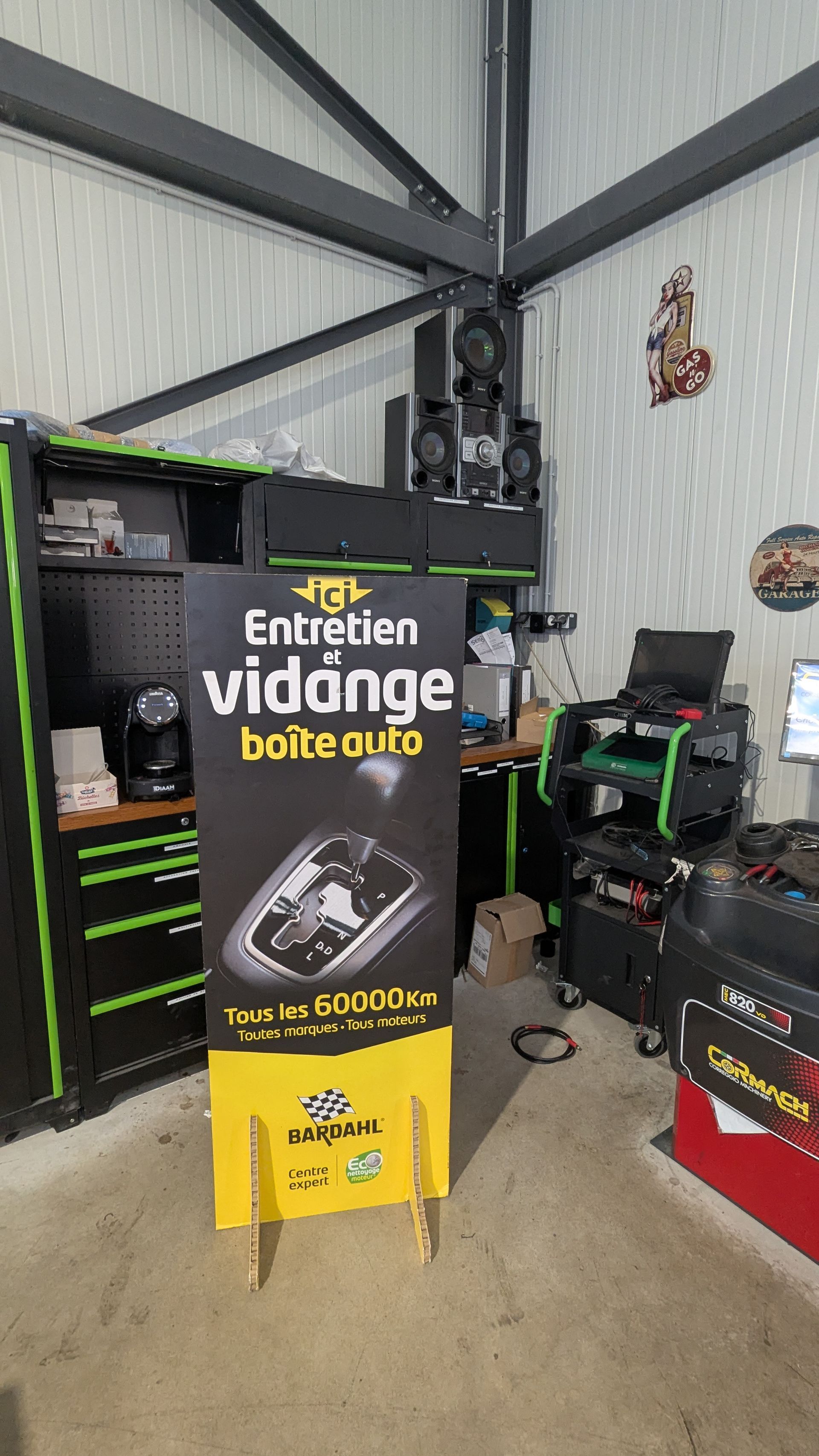 Une MINI Cooper vue de face