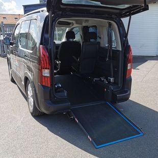 Une voiture de sport blanche vue de face