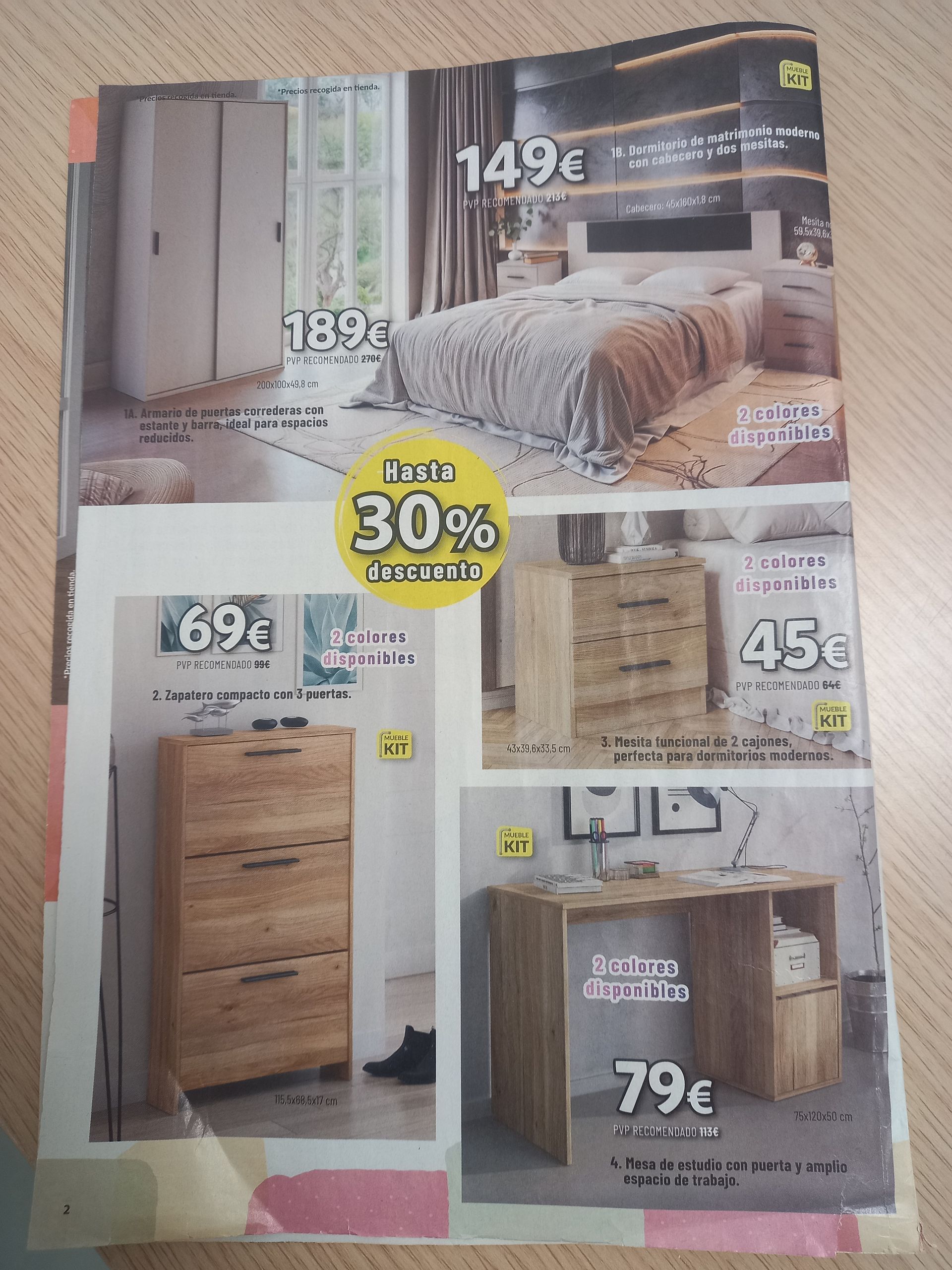 Un folleto publicitario que muestra muebles para dormitorio y recibidor con un distintivo amarillo de 30% de descuento. Los precios están en euros.