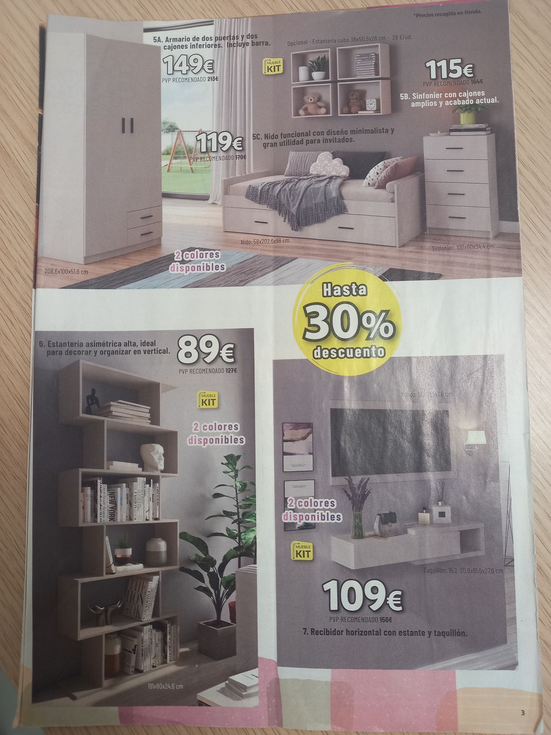 Un anuncio de una tienda de muebles que muestra un armario, una cama, estanterías y un mueble para televisión, con precios y un 30% de descuento.
