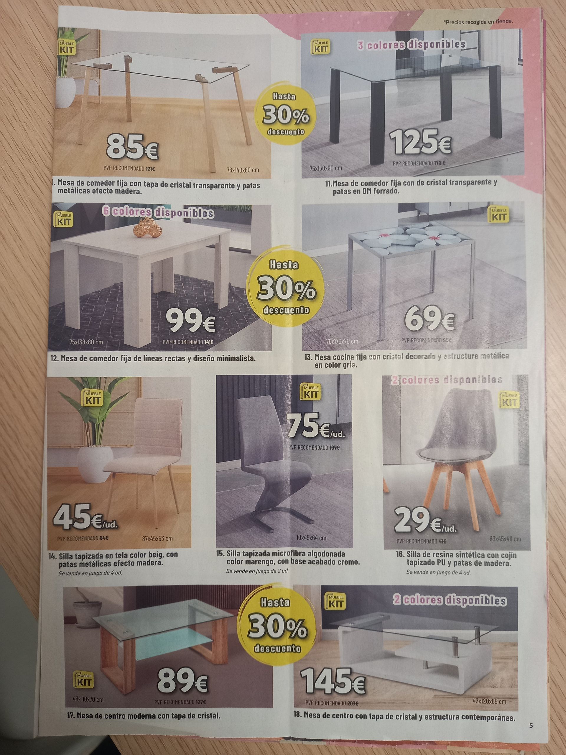 Página del catálogo de venta al por menor que muestra diversas mesas de comedor y de centro, así como sillas, con precios rebajados.