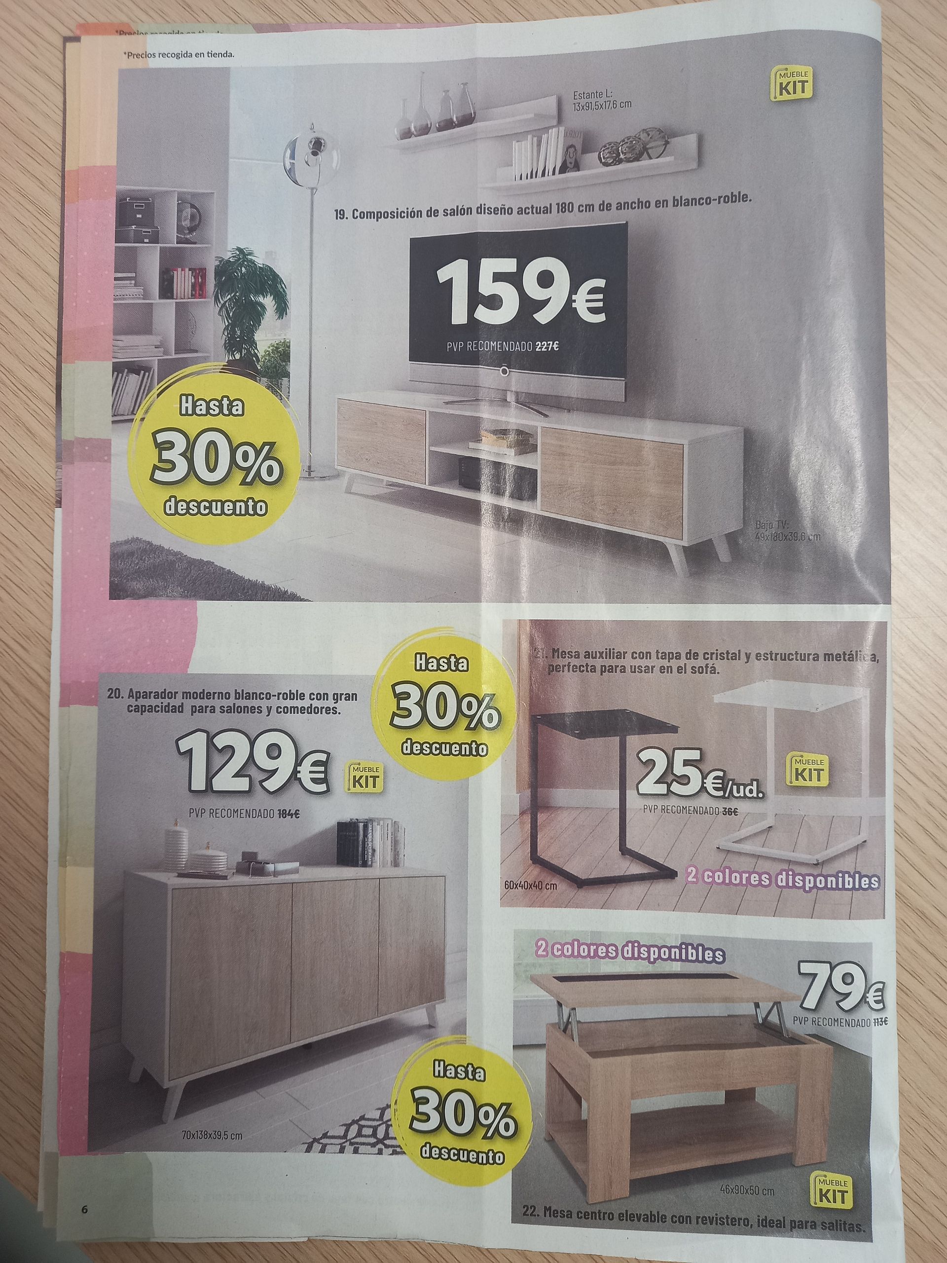 Un anuncio de venta de muebles que muestra un soporte para TV, un aparador, una mesa auxiliar y una mesa de centro con etiquetas de descuento del 30%.