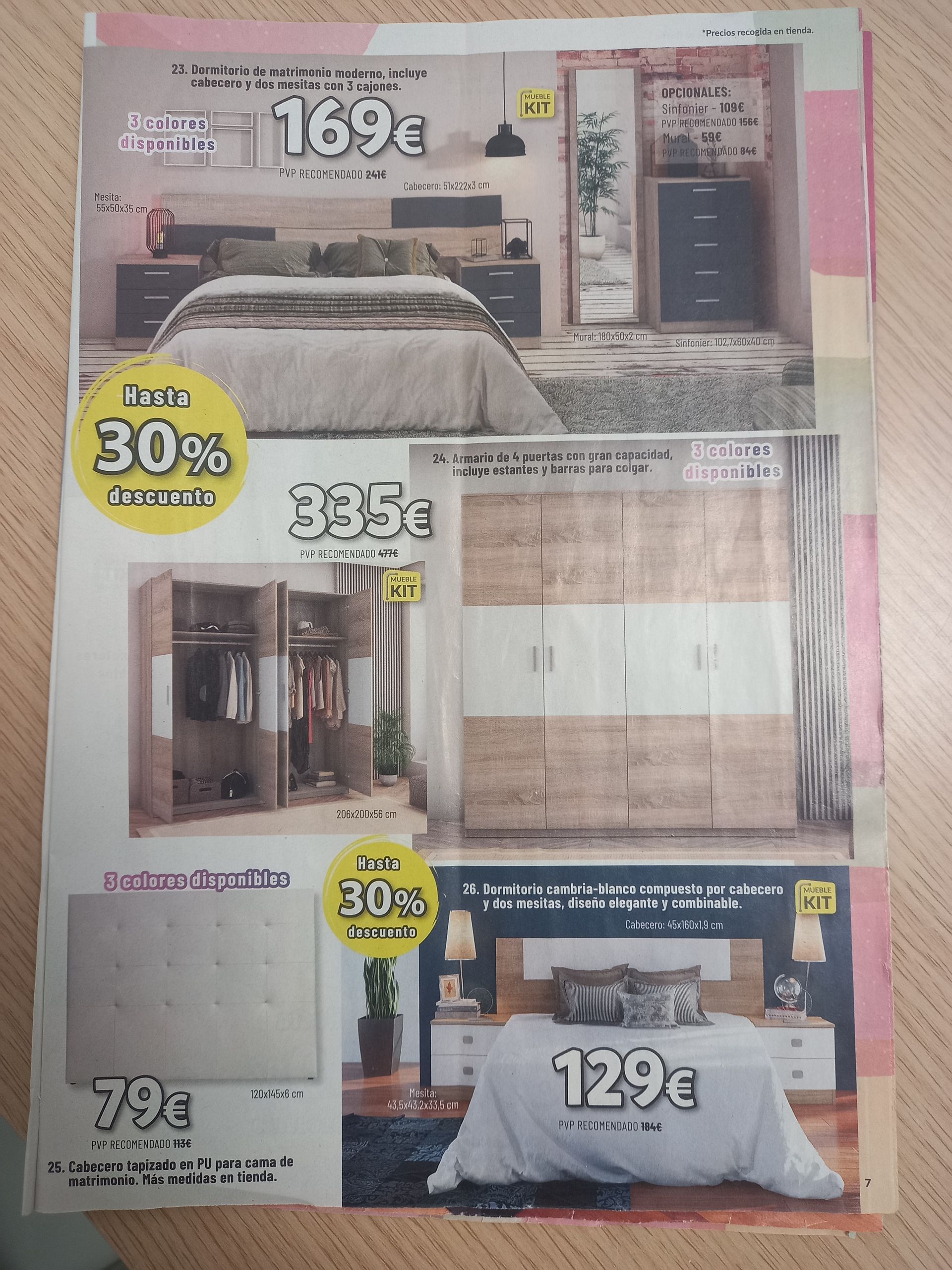 Un folleto publicitario de muebles que muestra dos juegos de dormitorio, un armario de madera y un colchón con precios y pegatinas de descuento.