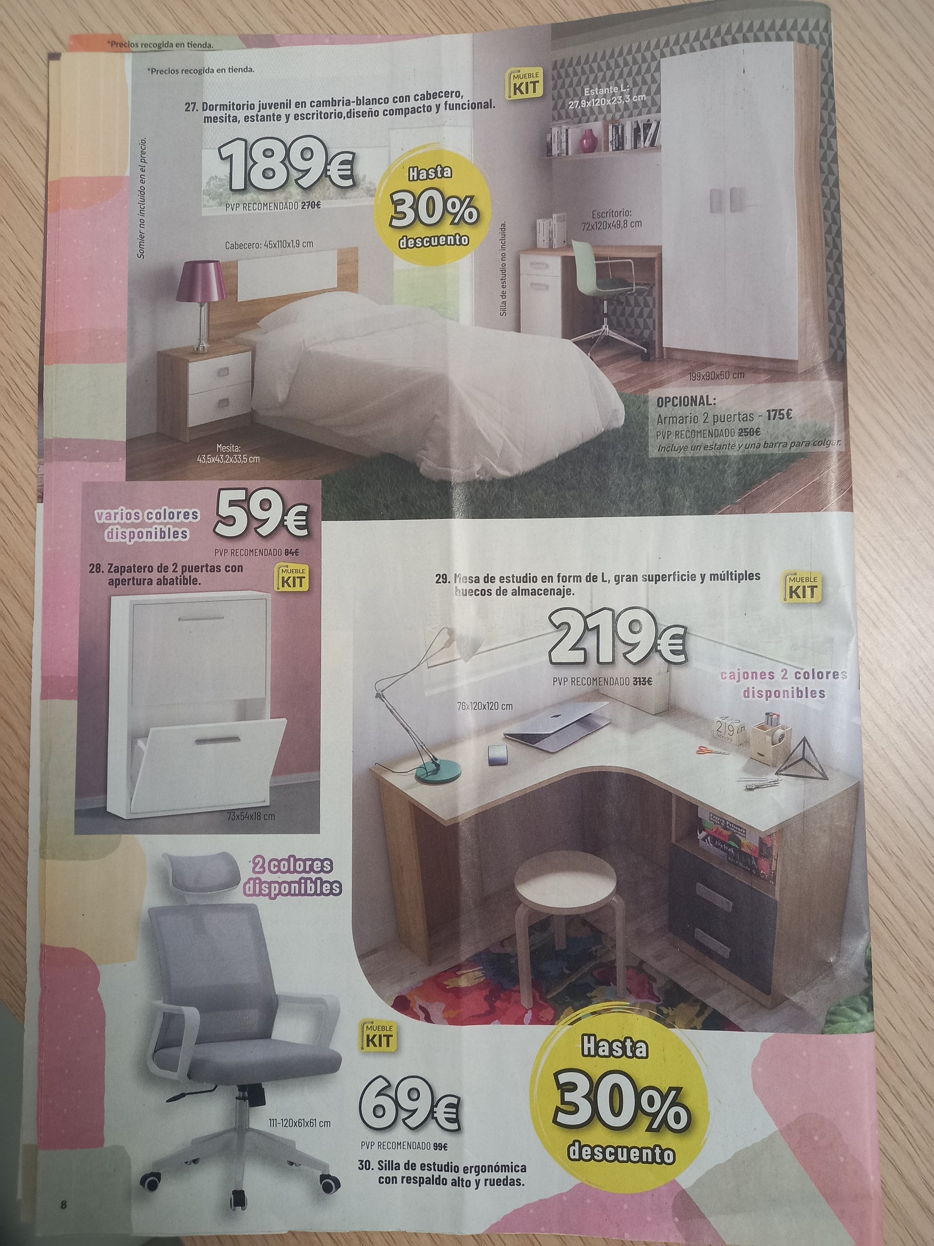 Un anuncio de catálogo de muebles que muestra un juego de dormitorio, un zapatero, un escritorio y una silla de oficina con precios y descuentos.