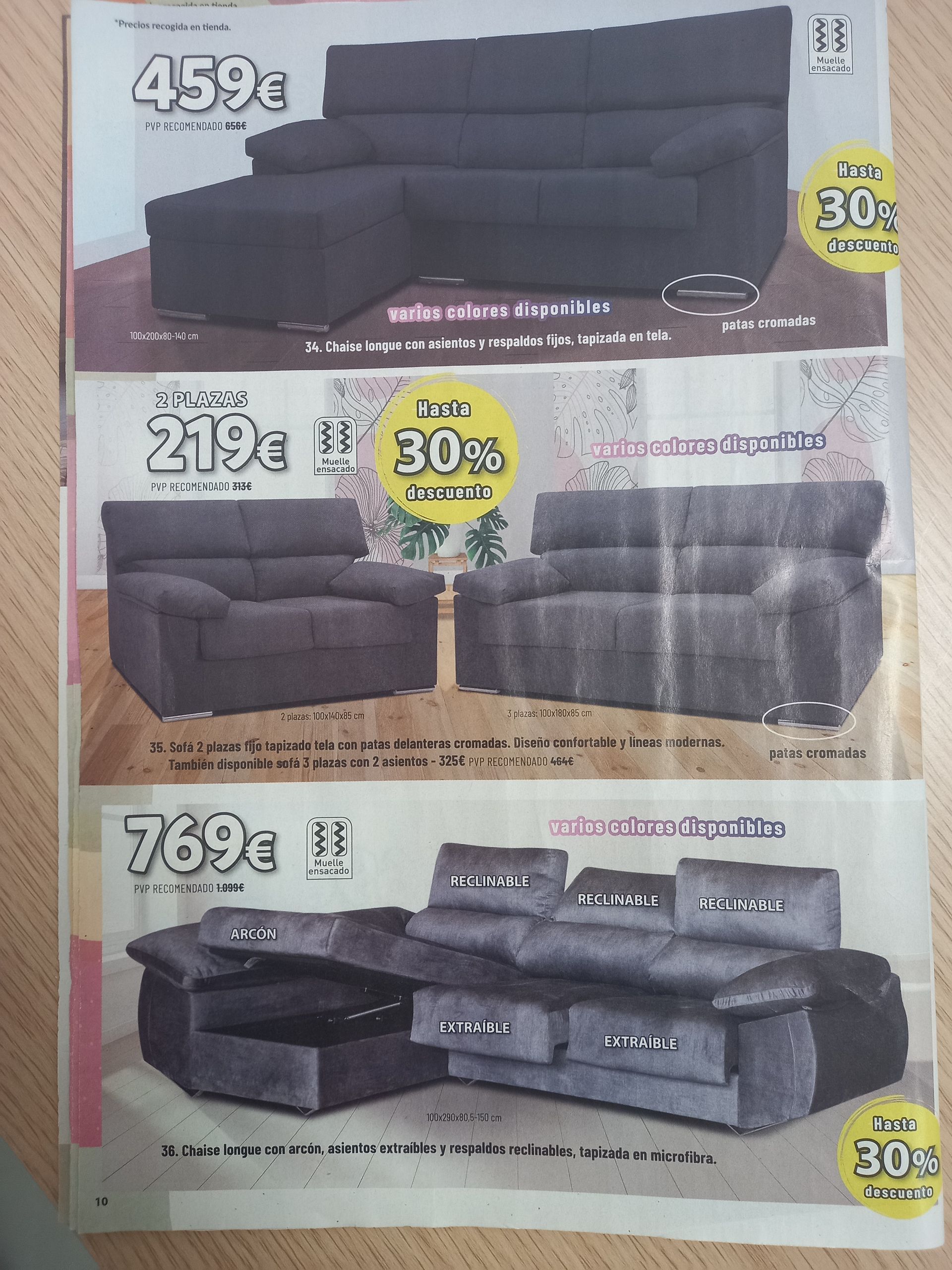 Un folleto que muestra tres modelos diferentes de sofás grises con sus precios y un anuncio de descuento del 30%.