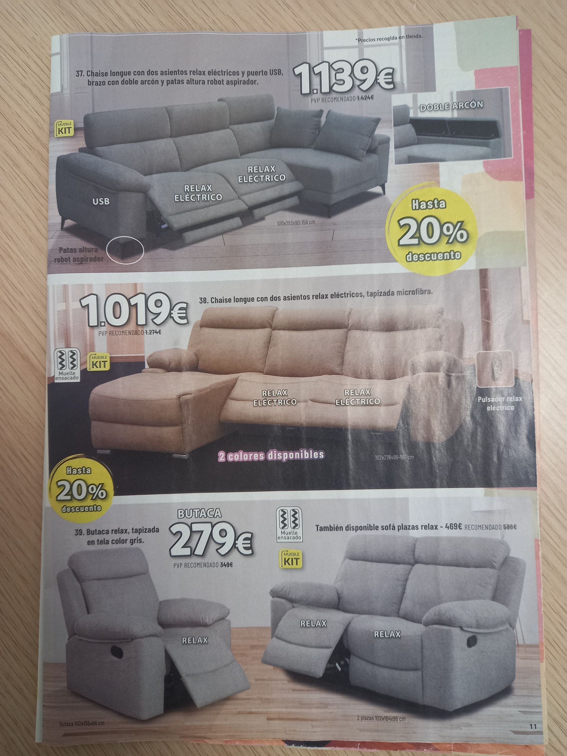 Un anuncio de muebles que presenta sofás seccionales y reclinables en tonos grises y beige con precios promocionales.