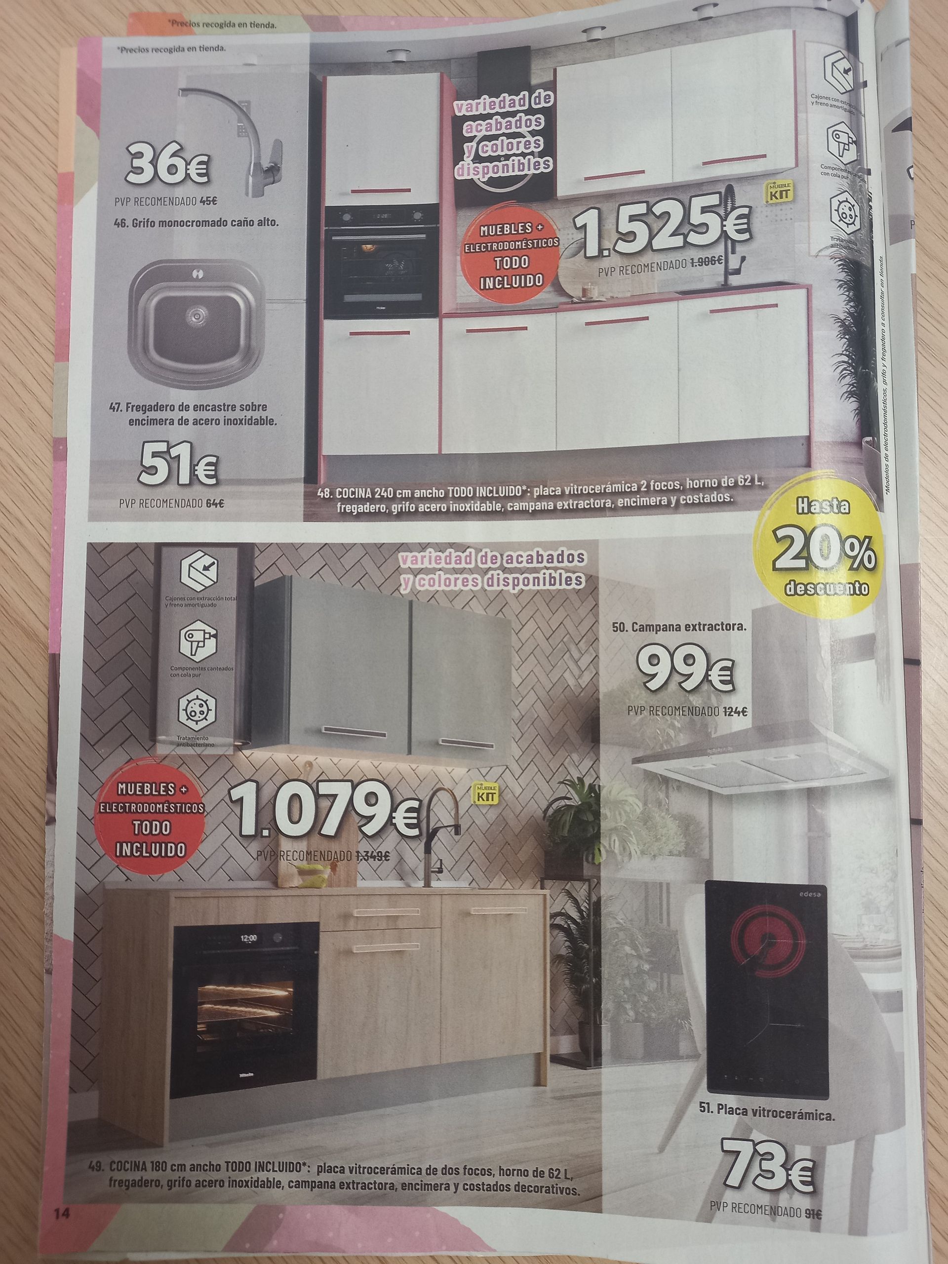 Un anuncio que muestra dos diseños de cocina con armarios, electrodomésticos y etiquetas de precios.