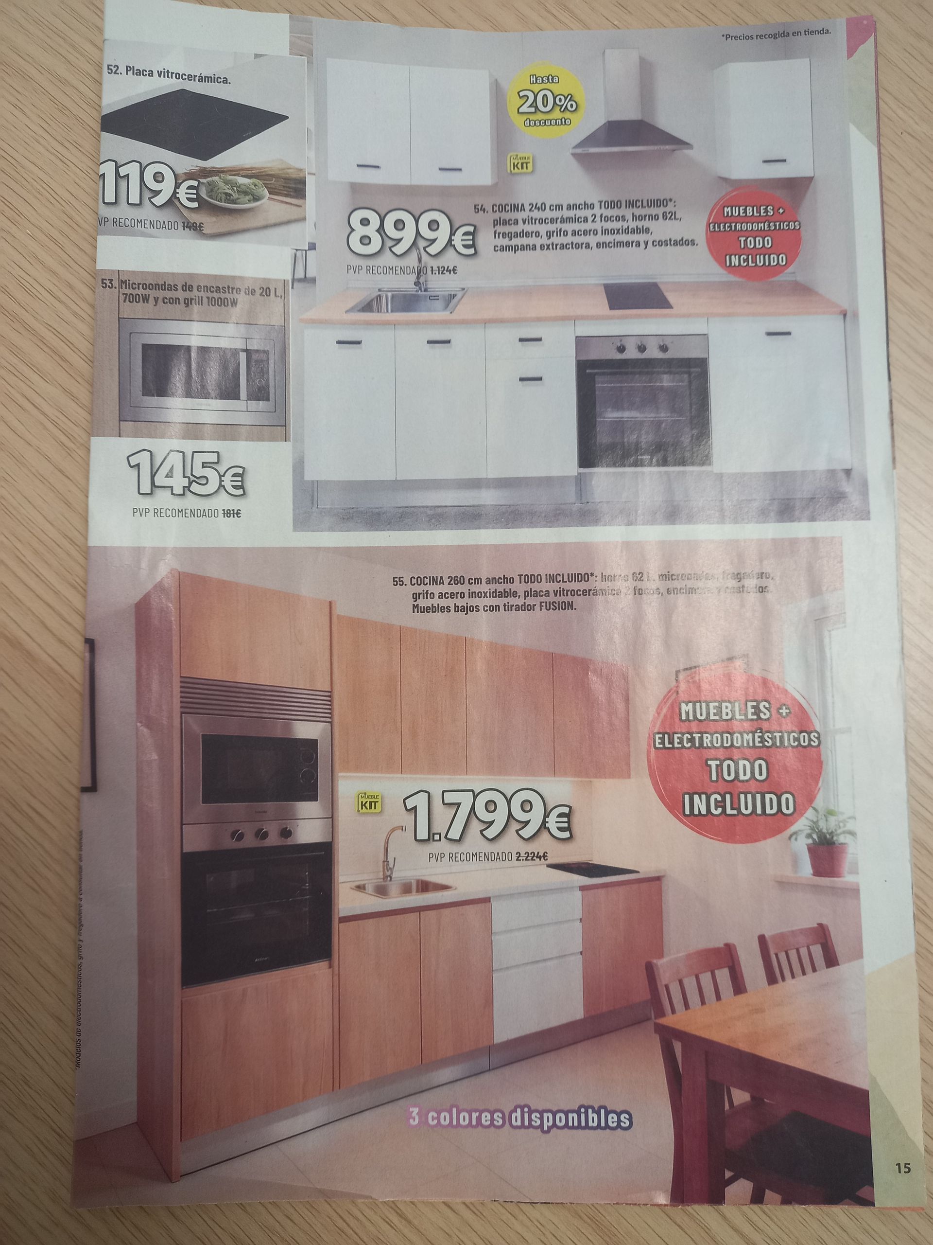 Un folleto promocional que muestra dos diseños de cocina con sus precios, incluyendo armarios, electrodomésticos y encimeras.