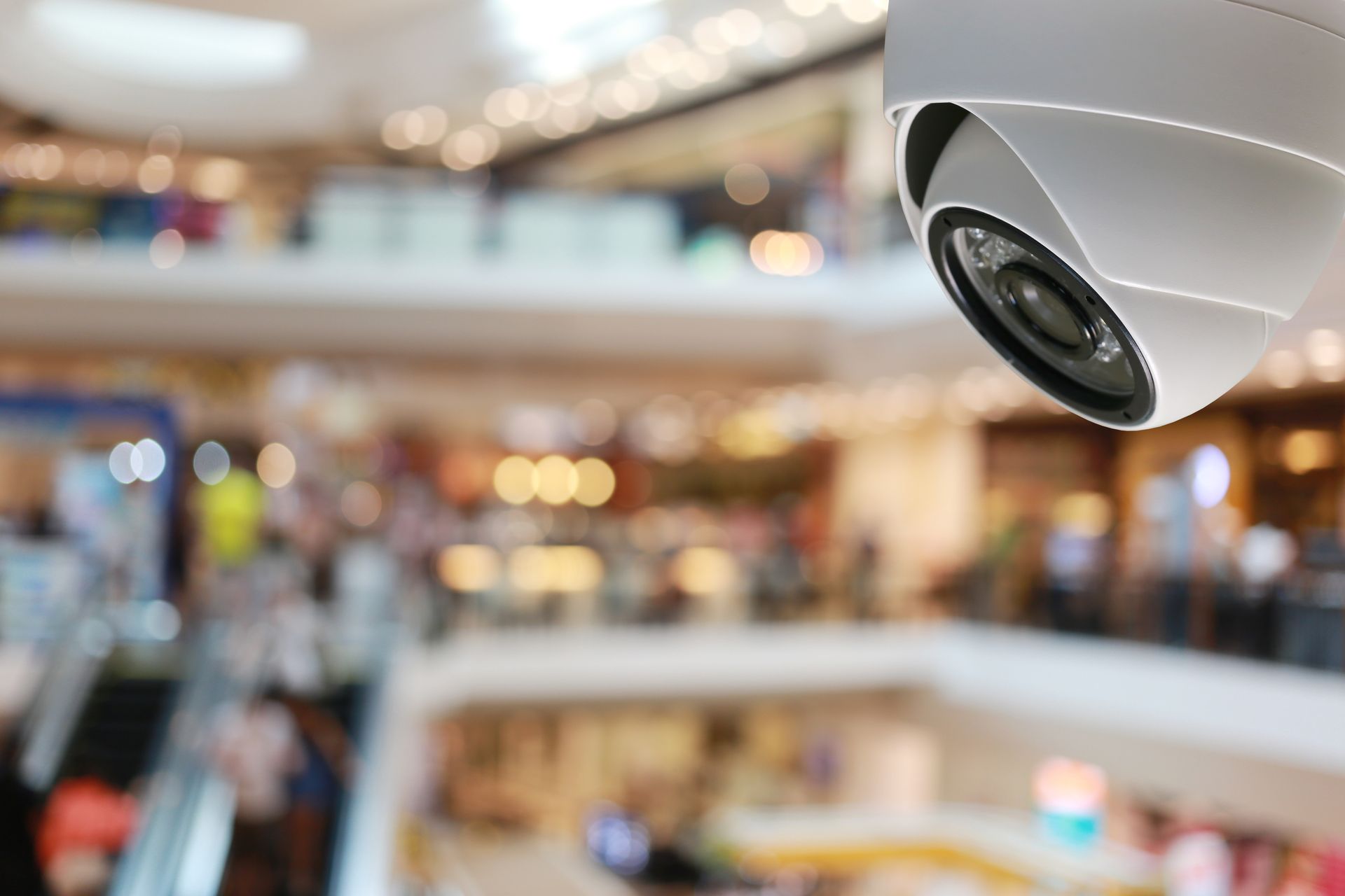 Une caméra de surveillance dans un centre commercial