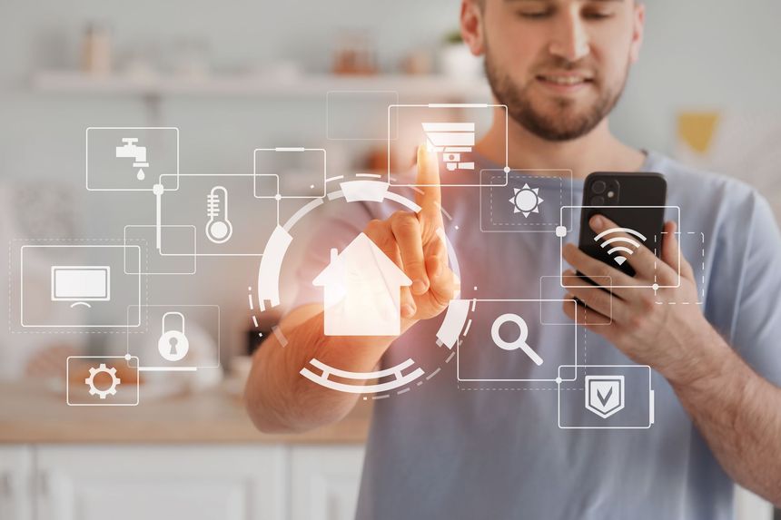 Un homme utilise un smartphone et touche une interface de maison connectée.
