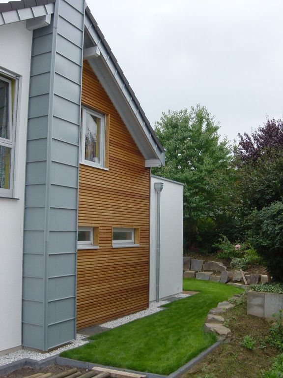 Ein Haus mit einer Holzfassade und einem Metalldach