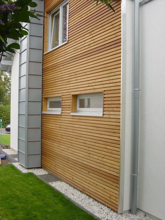 Die Seite eines Hauses mit einer Holzverkleidung