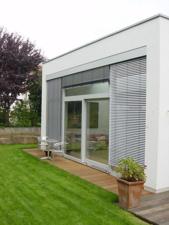 Ein weißes Haus mit einer großen Glasschiebetür