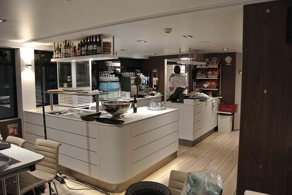 Ein Restaurant mit einem Mann, der hinter einer Theke steht