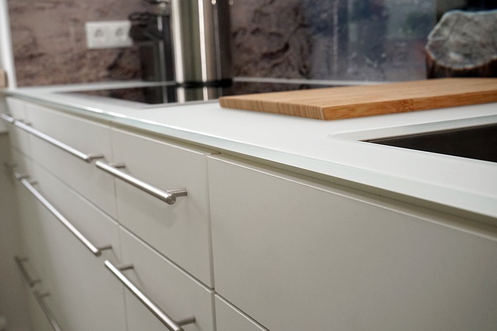 Eine Küchentheke mit einem Schneidebrett darauf