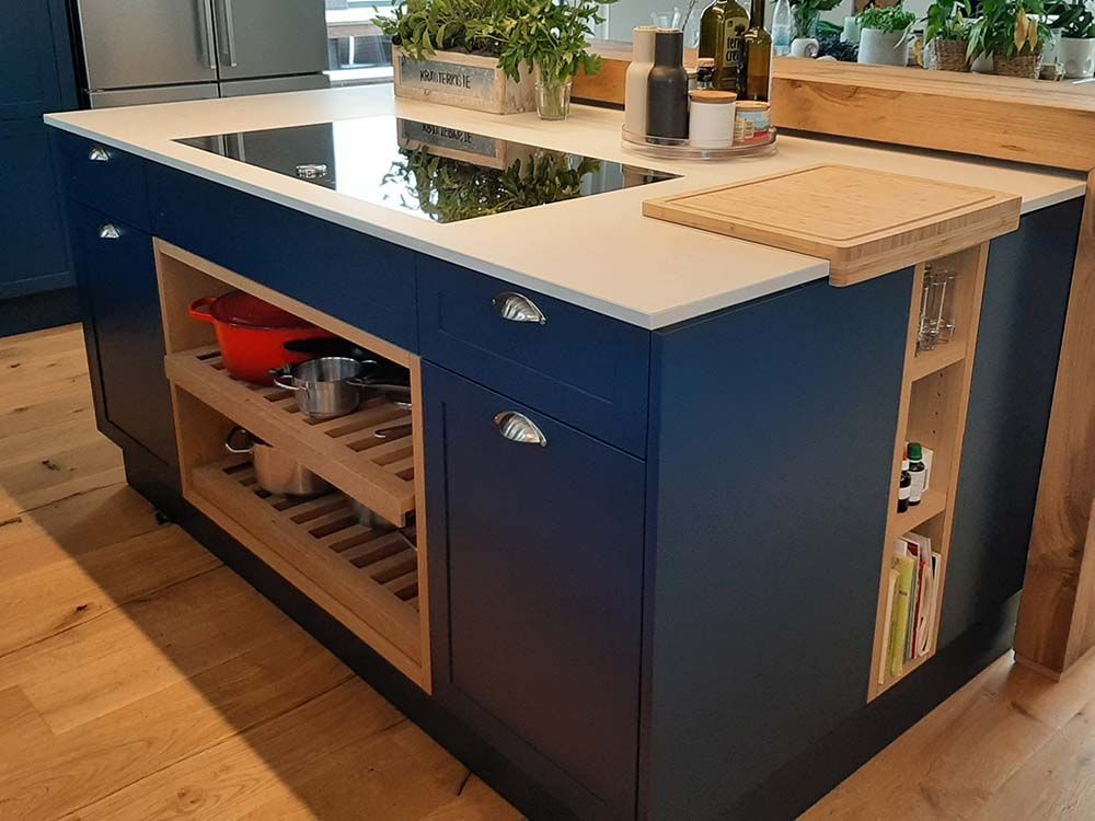 Eine Küche mit blauen Schränken und einem Herd mit Backofen