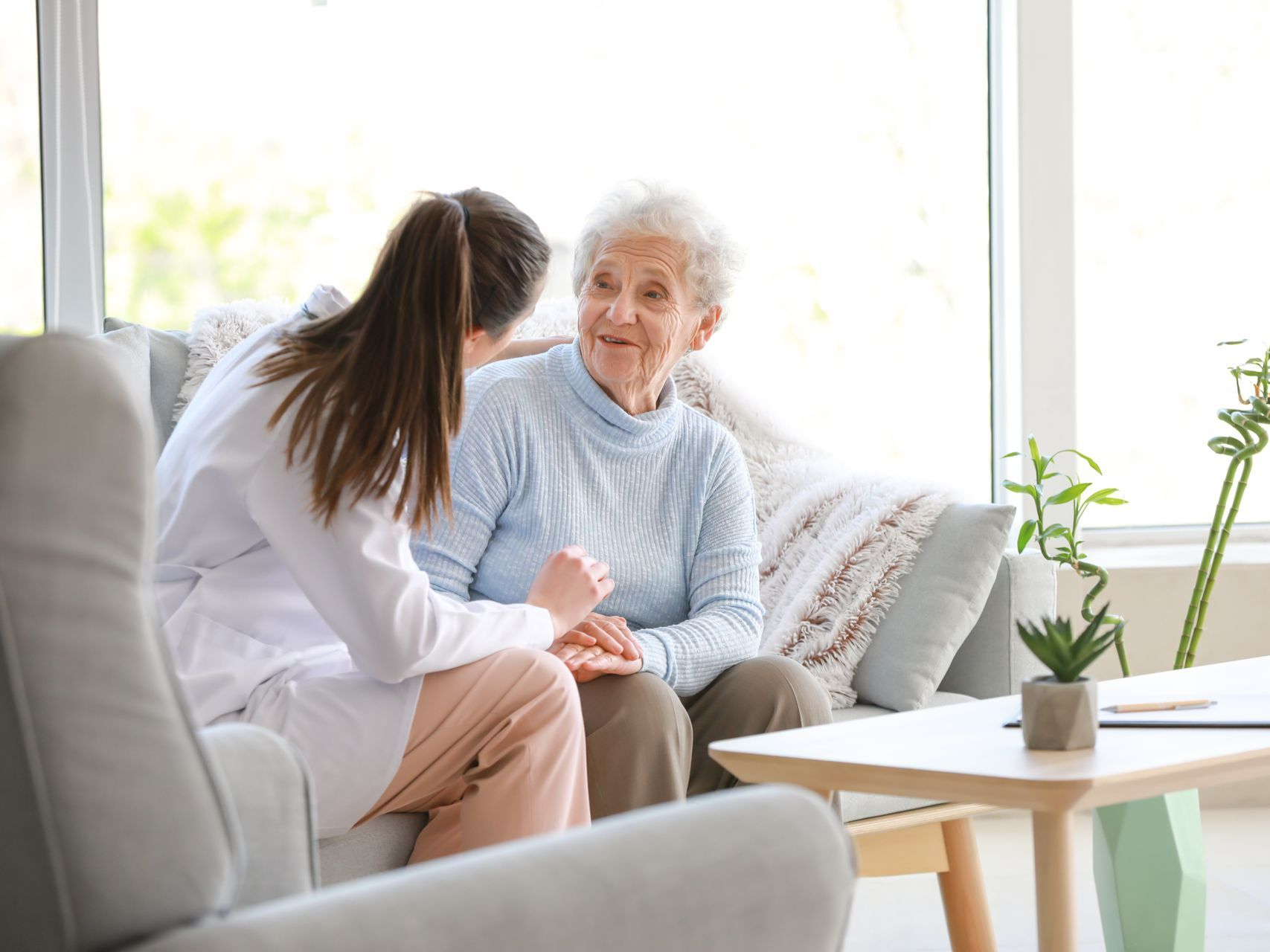 Deux femmes qui discutent sur un canapé