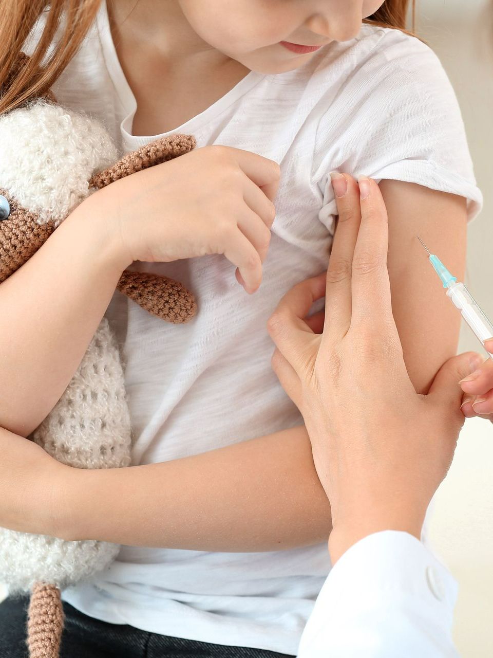 Un enfant qui se fait vacciner