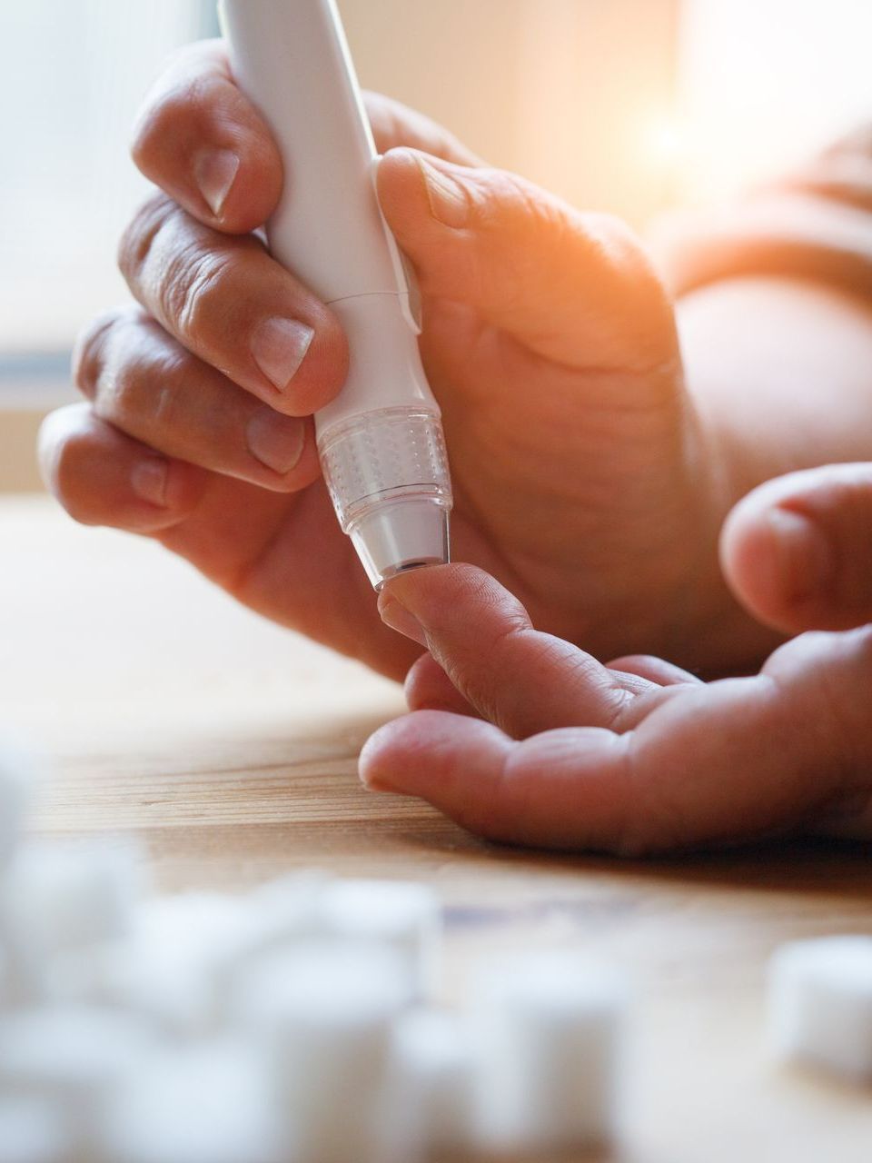 Une personne qui prend sa glycémie