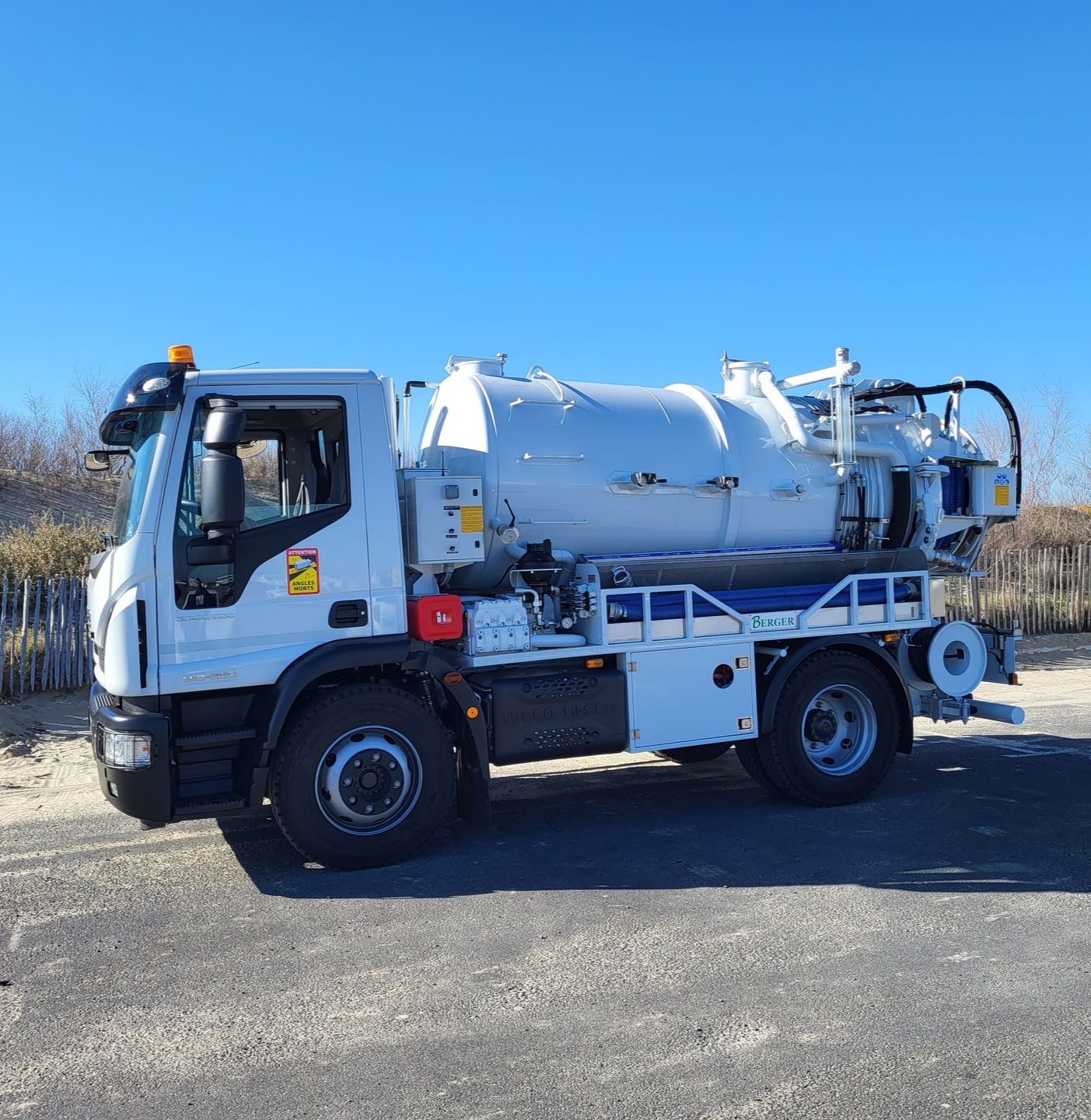 Camion de vidange blanc de l'Entreprise Del Pino.