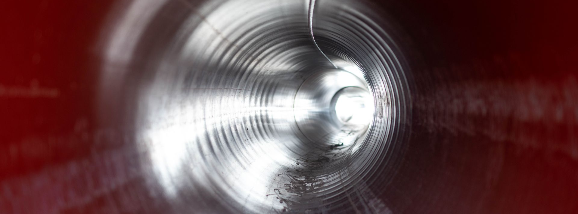 Vue intérieure d'un tuyau métallique.