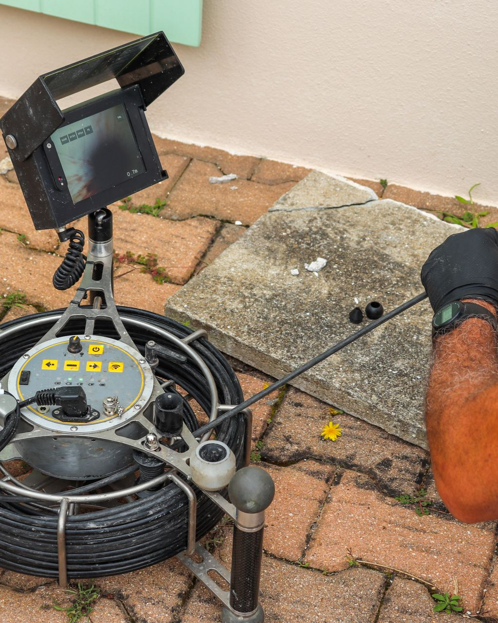 Installation d'une caméra d'inspection des égouts.