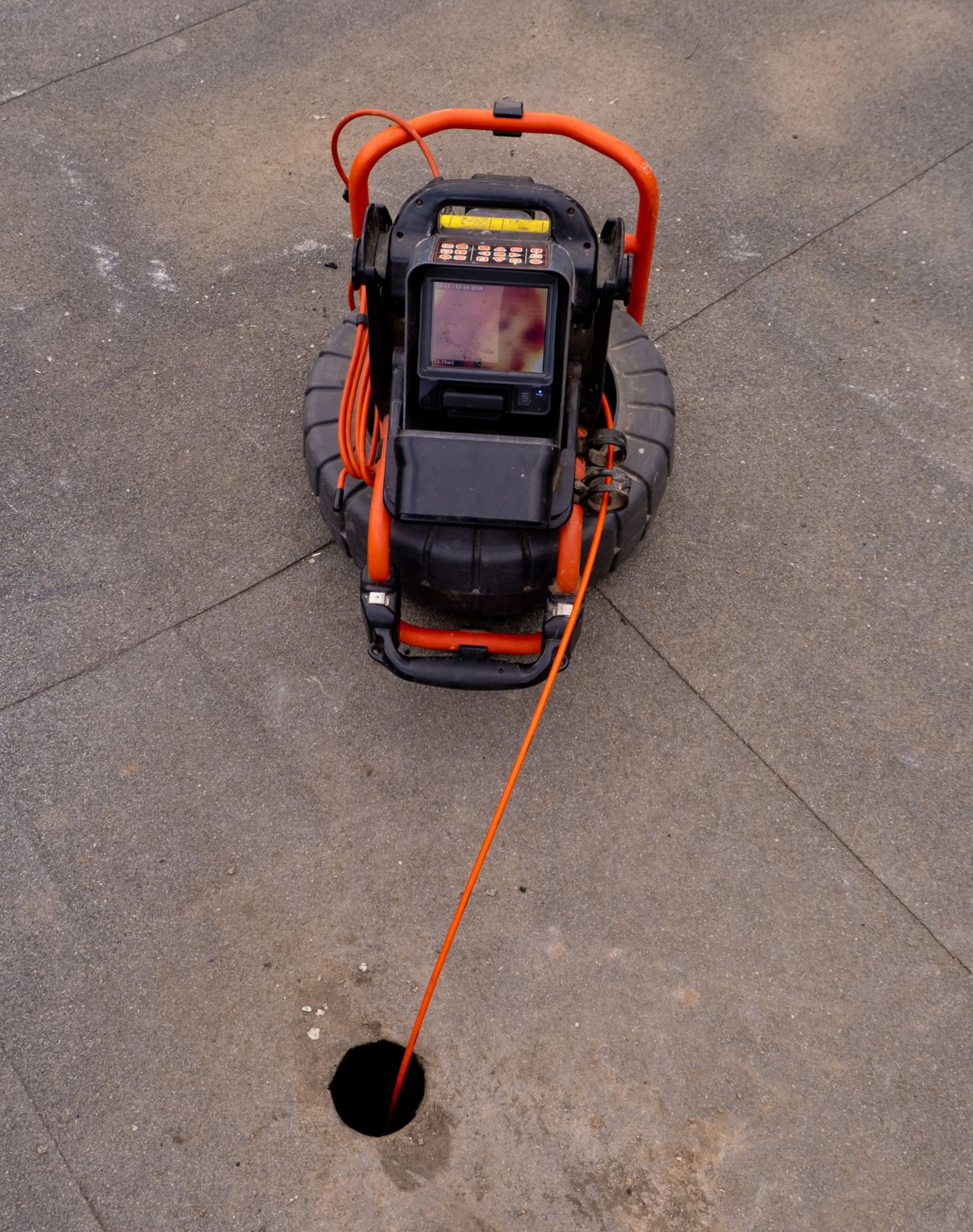 Caméra d'inspection des égouts noire et orange.