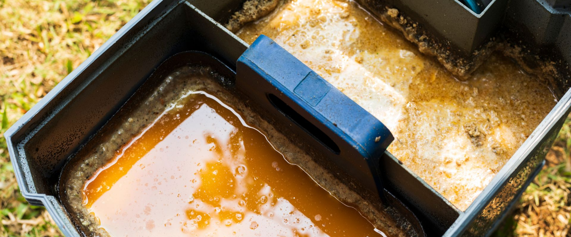 Gros plan sur un récipient rempli de graisse.