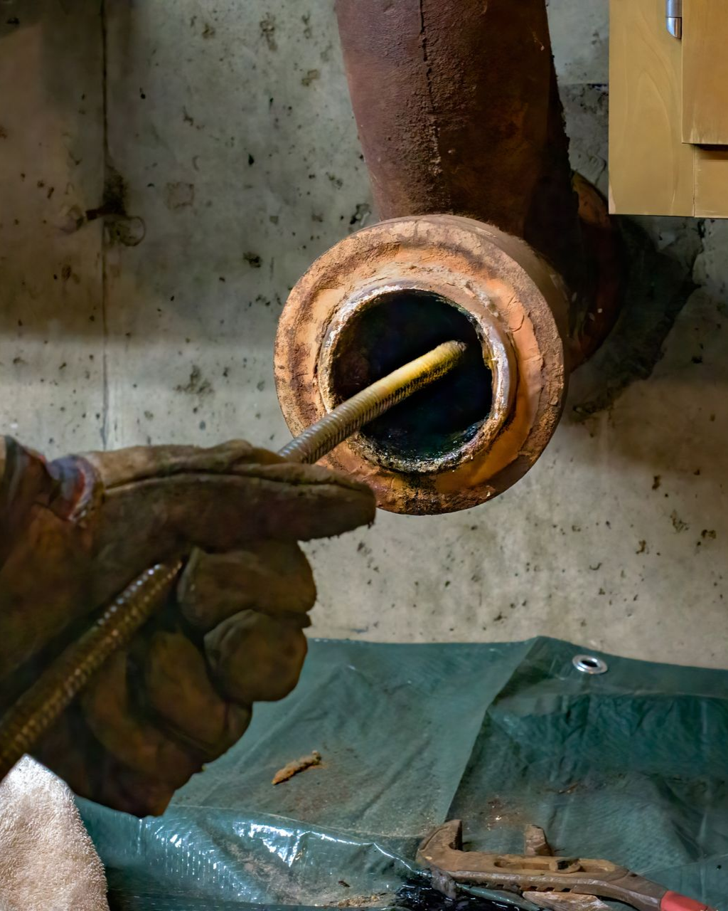 Débouchage d'un tuyau rouillé.