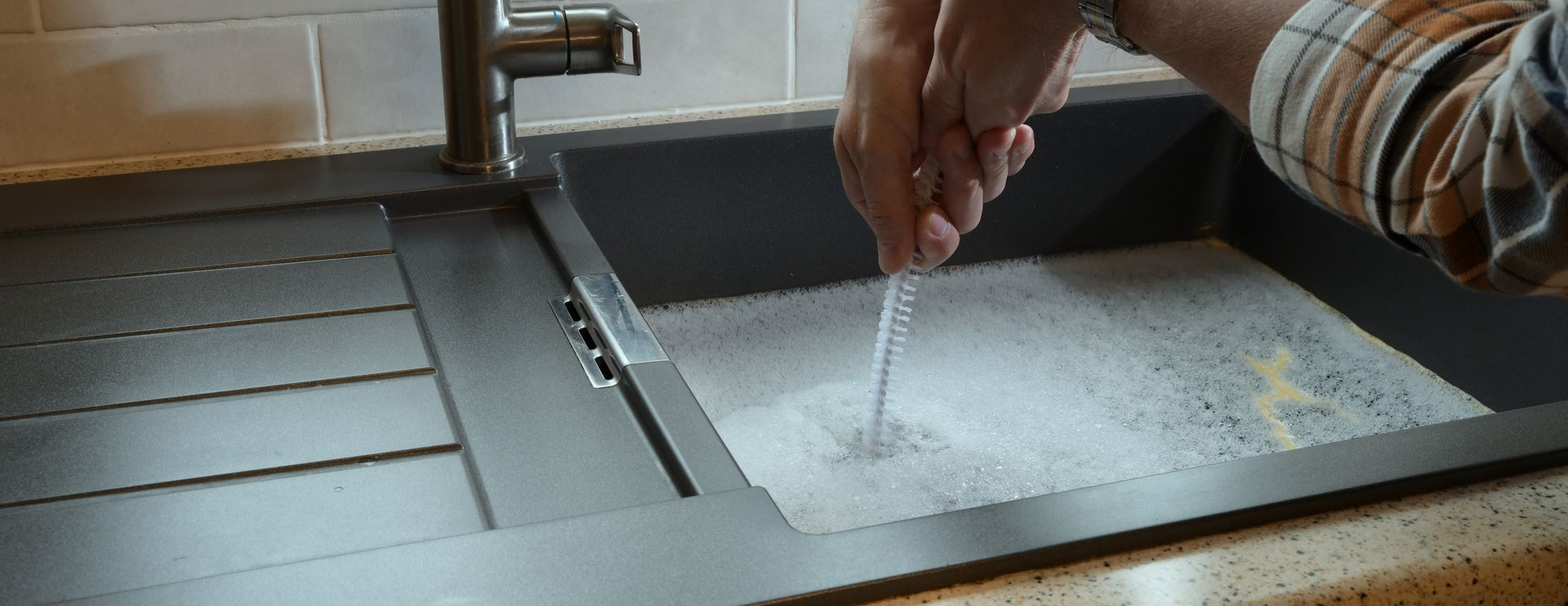 Un évier bouché rempli d'eau.