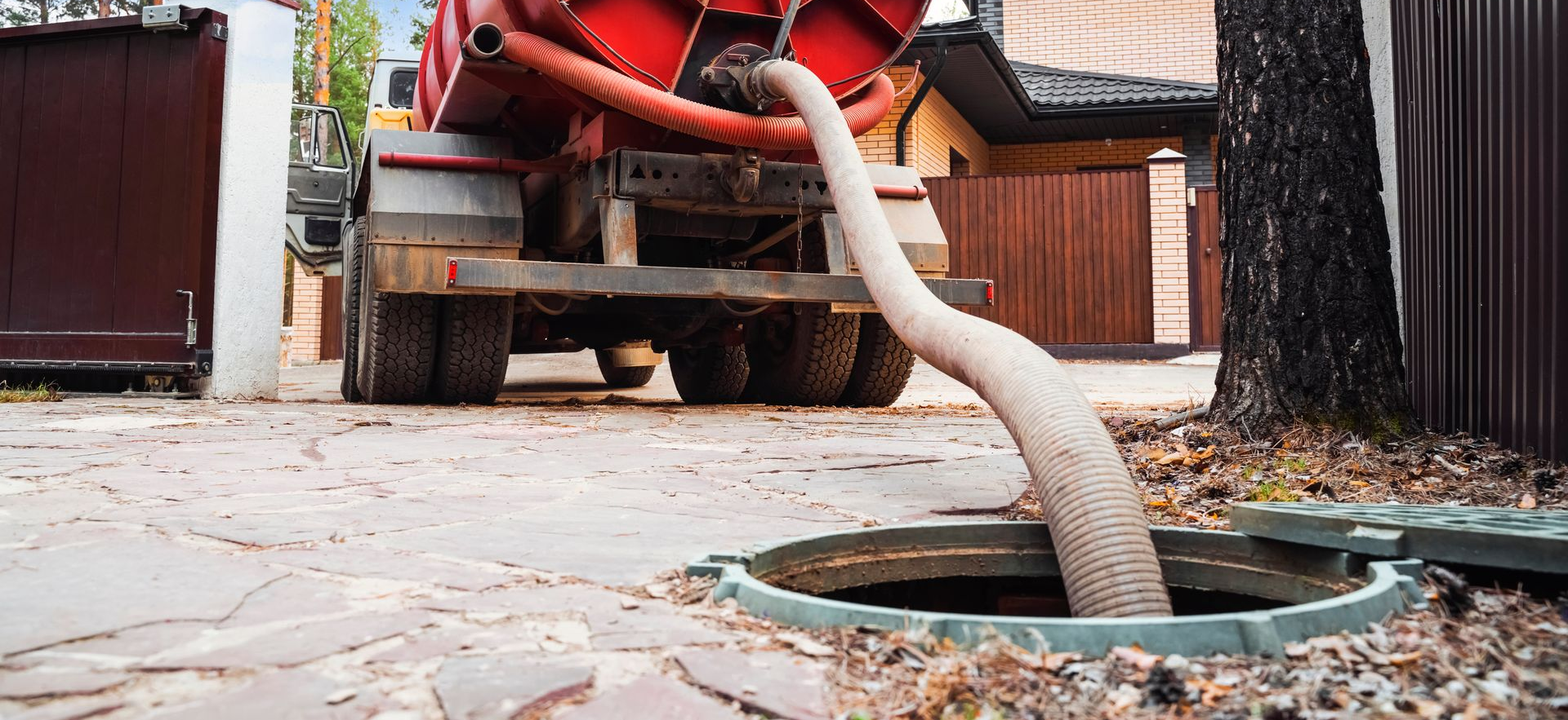 Un camion de vidange de fosse septique effectue l'entretien.