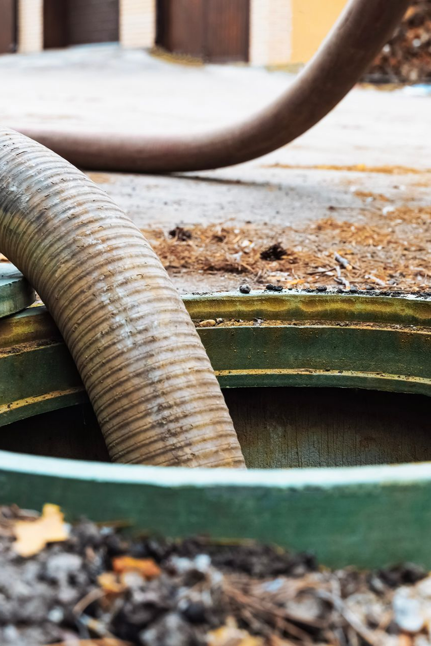Tuyau entrant dans l'ouverture d'une fosse septique.