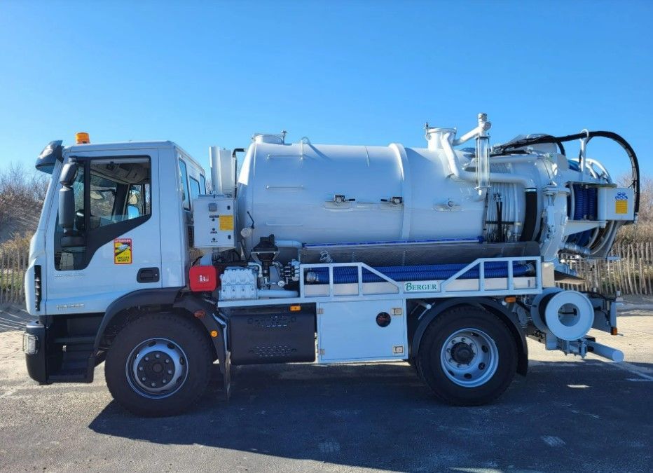 Camion blanc de vidange.